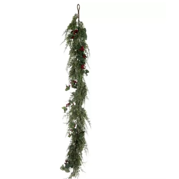 Eucalyptus, Berry & Holly Garland - Picture 4 of 4